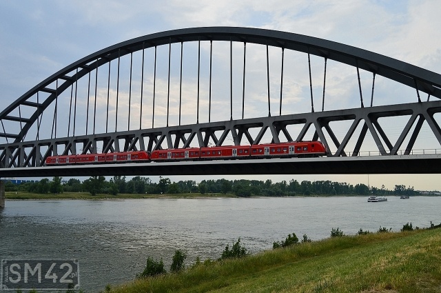 Most kolejowy na rzece Rhen